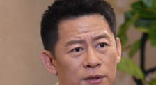 饭桌之下